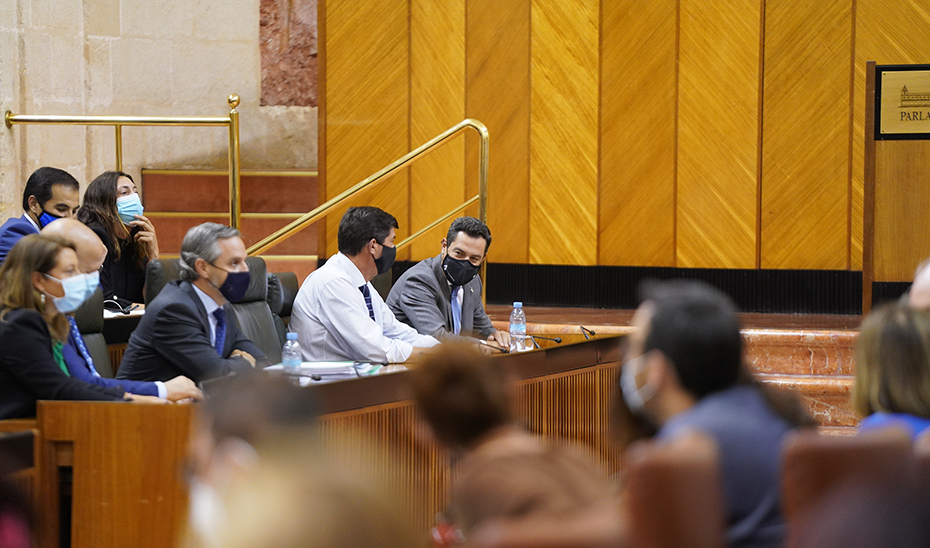 Juan Marín y Juanma Moreno en el Parlamento