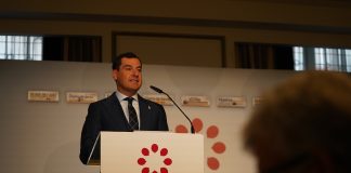 Andalucía elimina el impuesto sobre el patrimonio y deflacta el IRPF El presidente de la Junta de Andalucía, en el foro de grupo Joly