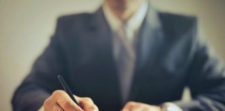 El numero de hipotecas aumenta un 12% en tasa anual Firma de hipoteca en una notaría, en España